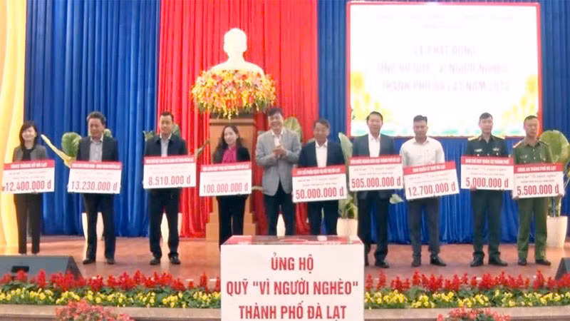 Các cơ quan, đơn vị ủng hộ Quỹ Vì người nghèo thành phố Đà Lạt tại Lễ phát động. Các cơ quan, đơn vị ủng hộ Quỹ Vì người nghèo thành phố Đà Lạt tại Lễ phát động.
