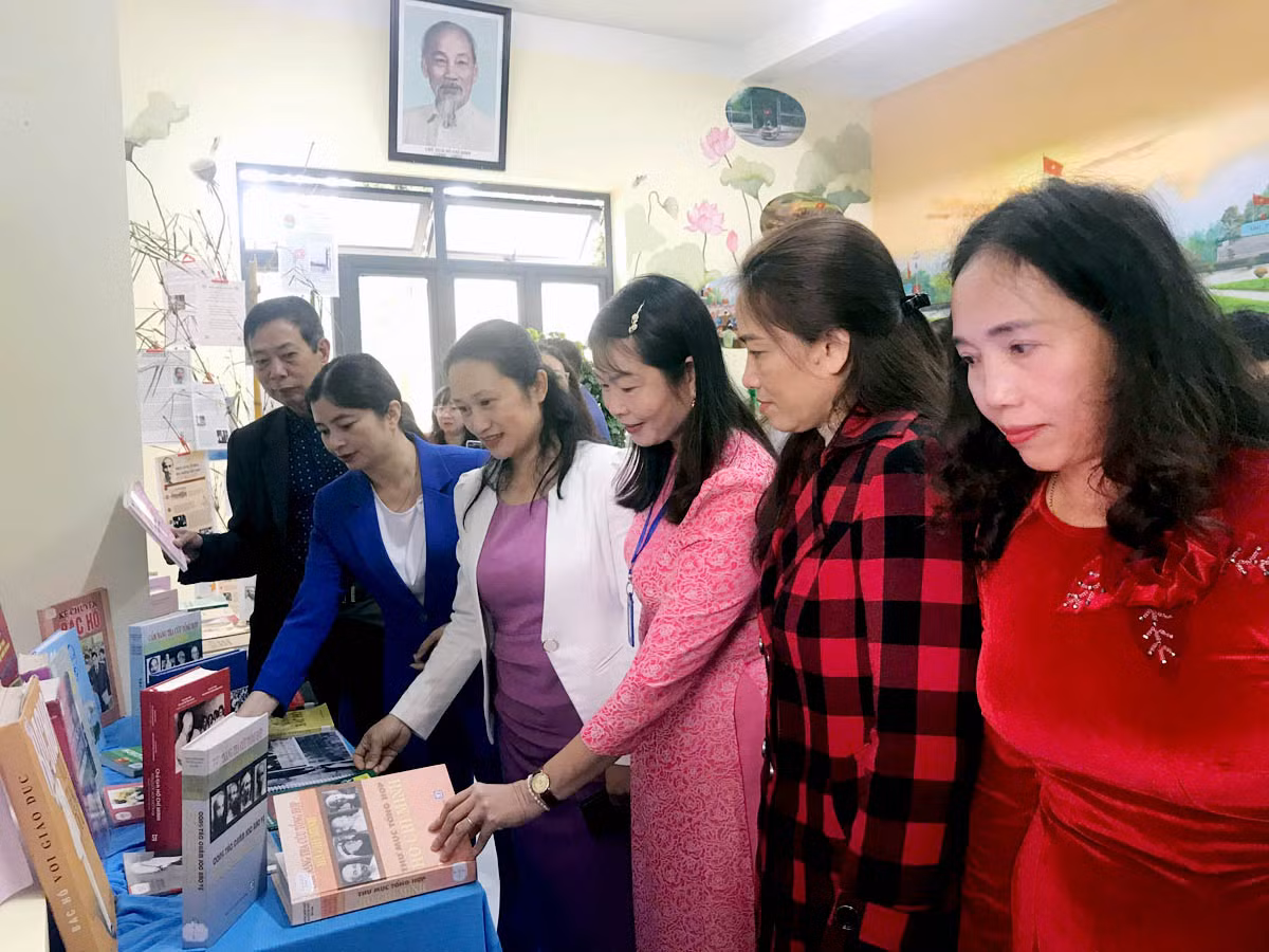 Các đại biểu và giáo viên tham quan không gian trưng bày các tác phẩm viết về Bác Hồ.