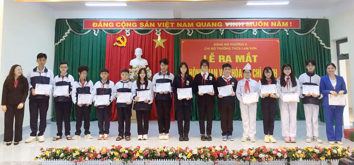 Khen thưởng các học sinh có những bài viết xuất sắc về Chủ tịch Hồ Chí Minh.