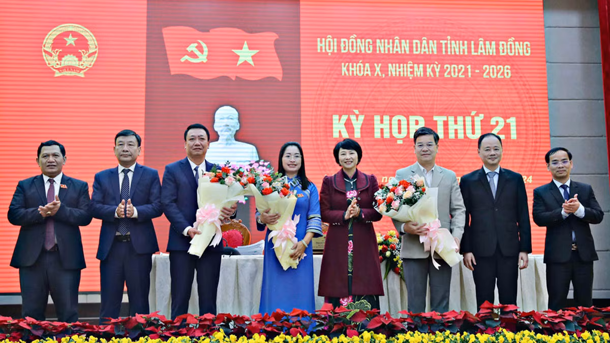 Lãnh đạo Tỉnh ủy, Hội đồng nhân dân và Ủy ban nhân dân tỉnh chúc mừng các đồng chí được bầu Ủy viên Ủy ban nhân dân tỉnh Lâm Đồng khóa X.