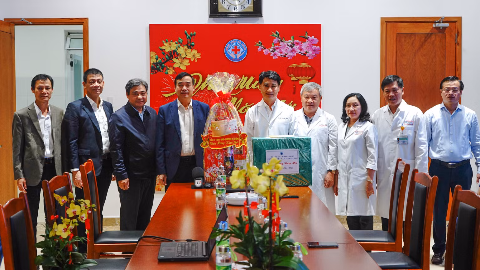 Lãnh đạo thành phố Đà Nẵng thăm, tặng quà các đơn vị làm việc trong đêm giao thừa.