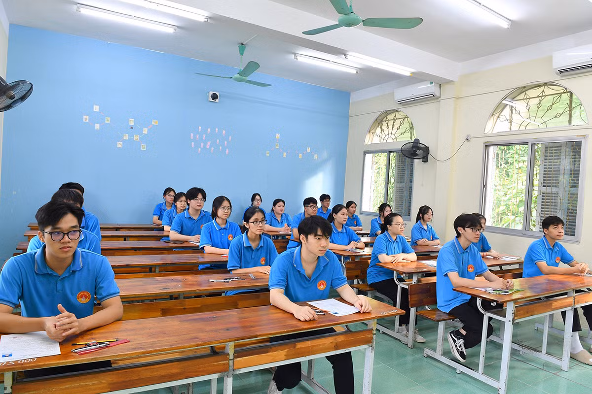 Thí sinh tham dự Kỳ thi tốt nghiệp THPT năm 2024 tại điểm thi Trường THPT Chuyên Tuyên Quang. Thí sinh tham dự Kỳ thi tốt nghiệp THPT năm 2024 tại điểm thi Trường THPT Chuyên Tuyên Quang.