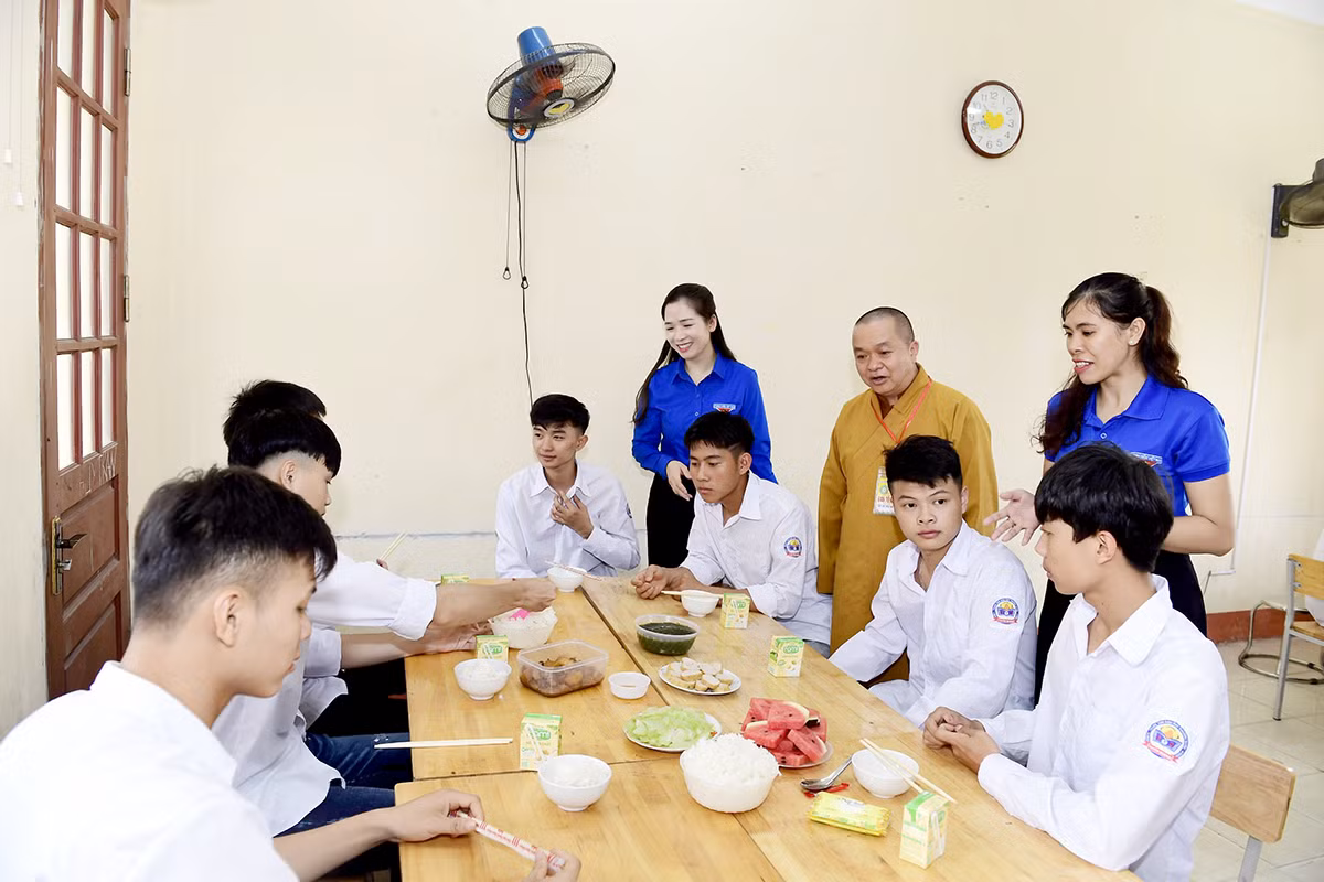 Gần 8.000 suất ăn trưa miễn phí được Ban Trị sự Giáo hội Phật giáo Việt Nam tỉnh Tuyên Quang phối hợp Tỉnh đoàn tổ chức phát miễn phí cho các thí sinh. Gần 8.000 suất ăn trưa miễn phí được Ban Trị sự Giáo hội Phật giáo Việt Nam tỉnh Tuyên Quang phối hợp Tỉnh đoàn tổ chức phát miễn phí cho các thí sinh.