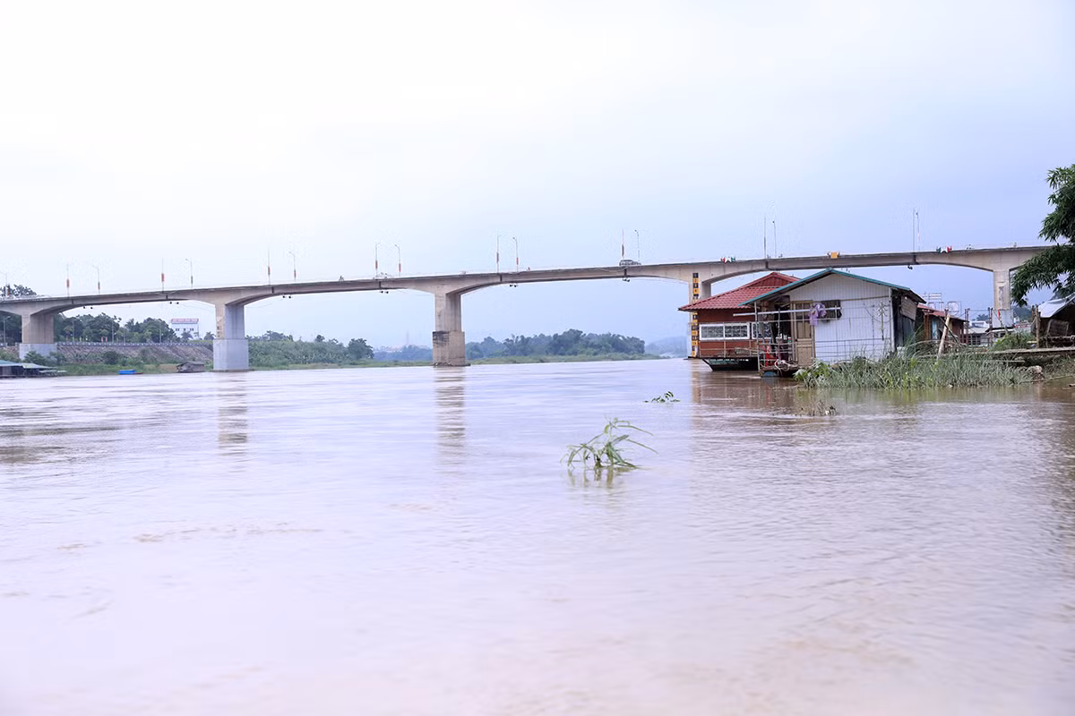 Sông Lô đoạn chảy qua thành phố Tuyên Quang xuất hiện đỉnh lũ khoảng chiều đến tối nay. Sông Lô đoạn chảy qua thành phố Tuyên Quang xuất hiện đỉnh lũ khoảng chiều đến tối nay.