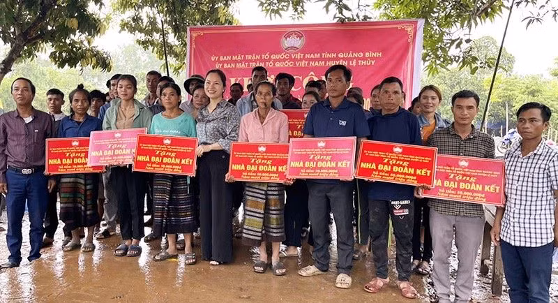 Lãnh đạo Ủy ban Mặt trận Tổ quốc Việt Nam huyện Lệ Thủy trao hỗ trợ kinh phí cho bà con đồng bào Bru-Vân Kiều làm nhà “Đại đoàn kết”.