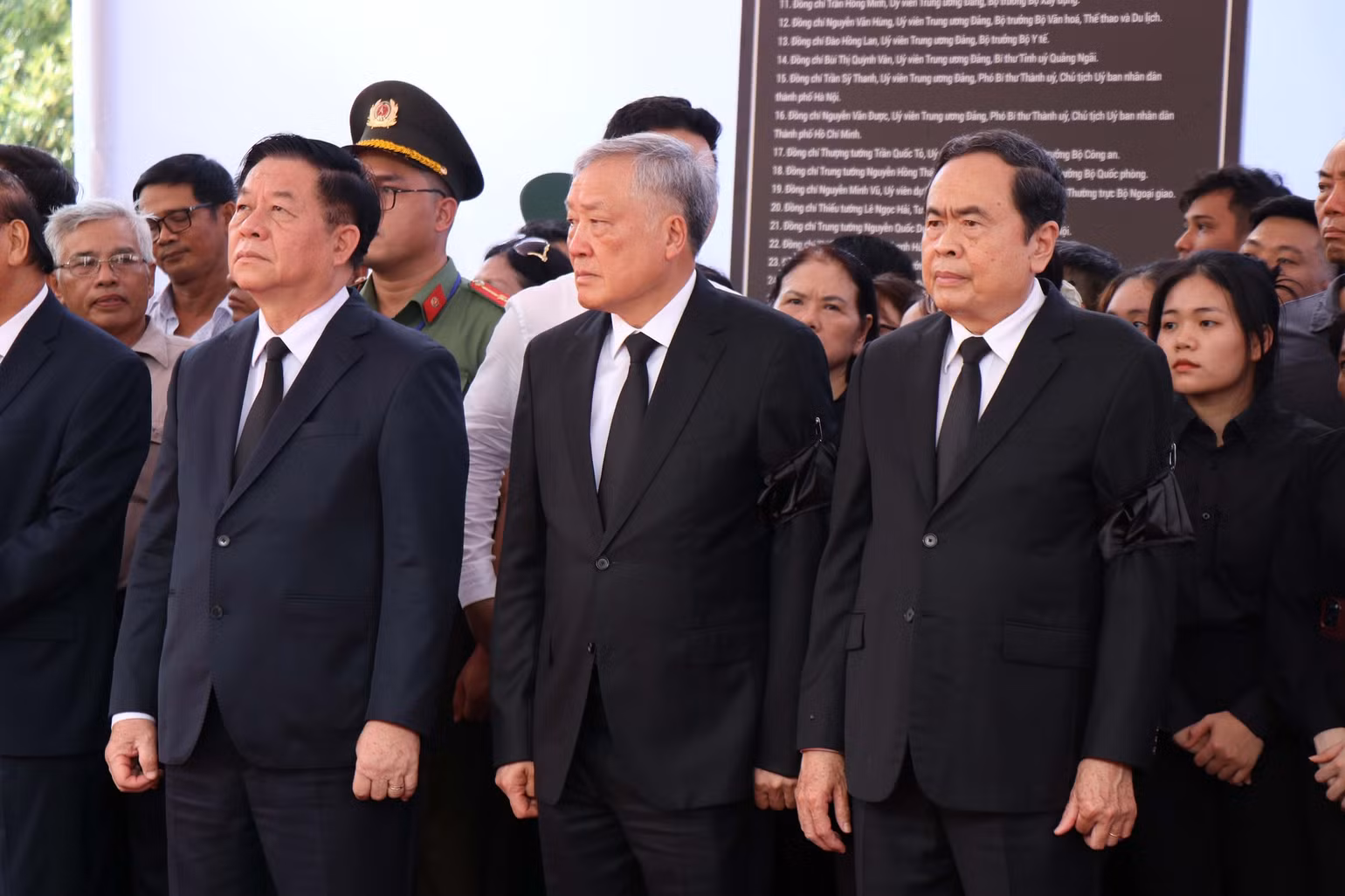 Các đồng chí lãnh đạo Đảng, Nhà nước, Quốc hội tại nghĩa trang xã Phổ Khánh. (Ảnh: TTXVN)