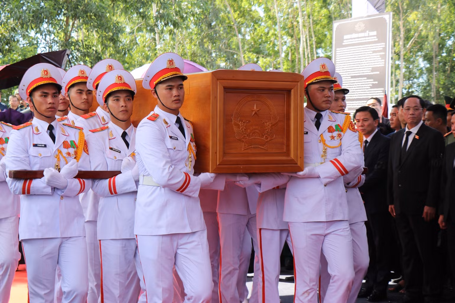 Linh cữu nguyên Chủ tịch nước Trần Đức Lương được đưa vào đến nơi an táng nghĩa trang xã Phổ Khánh. (Ảnh: TTXVN)
