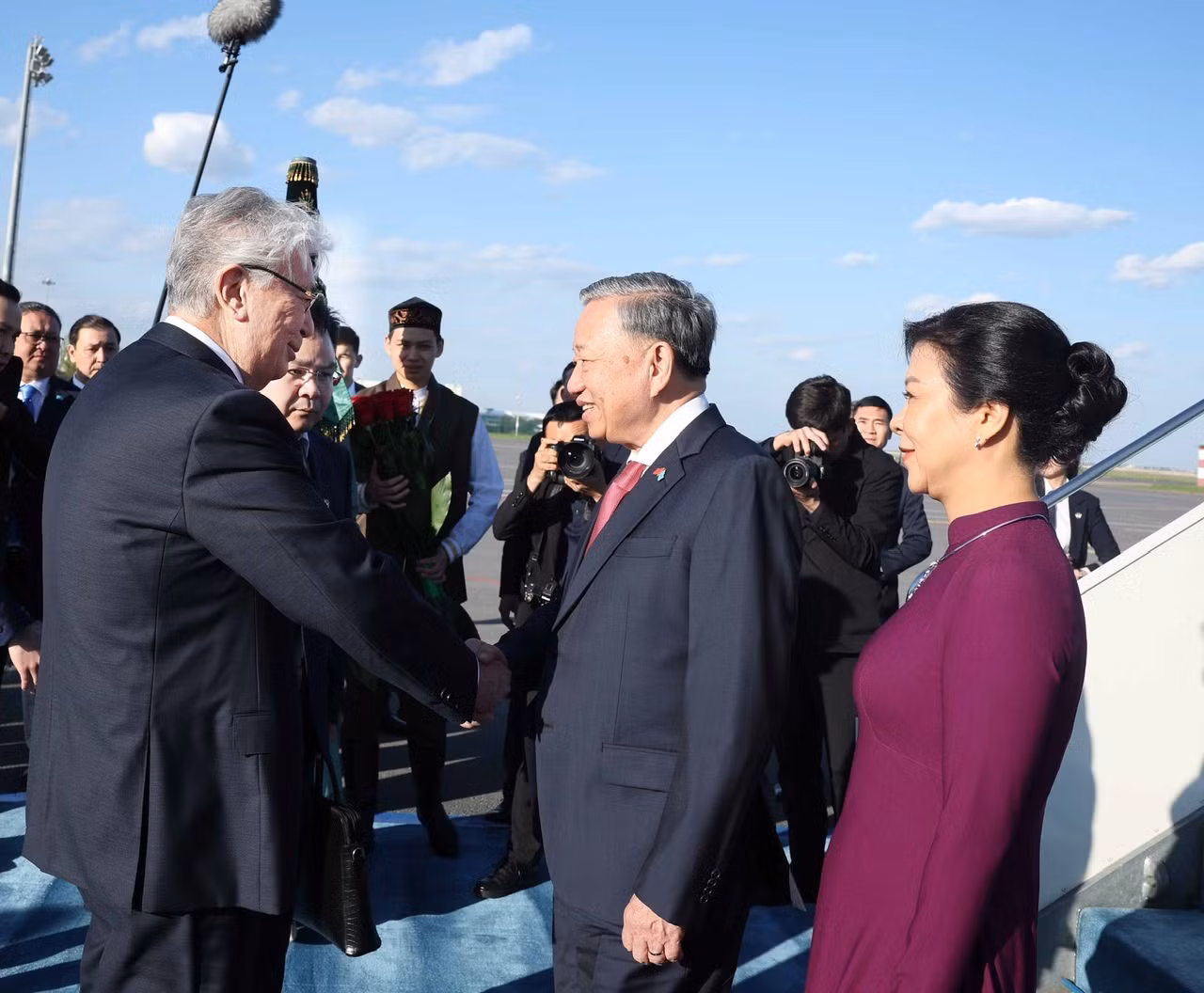 Lễ đón Tổng Bí thư Tô Lâm và Phu nhân tại Sân bay quốc tế Nursultan Nazarbayev, thủ đô Astana. (Ảnh: THỐNG NHẤT/TTXVN)