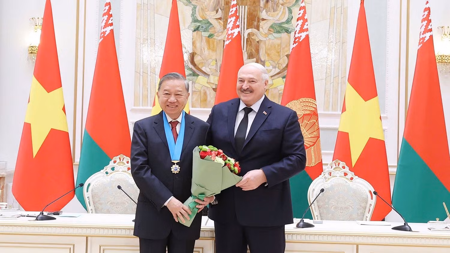Tổng thống Belarus Aleksandr Lukashenko trao Huân chương Hữu nghị các dân tộc của Belarus tặng Tổng Bí thư Tô Lâm. (Ảnh: TTXVN)