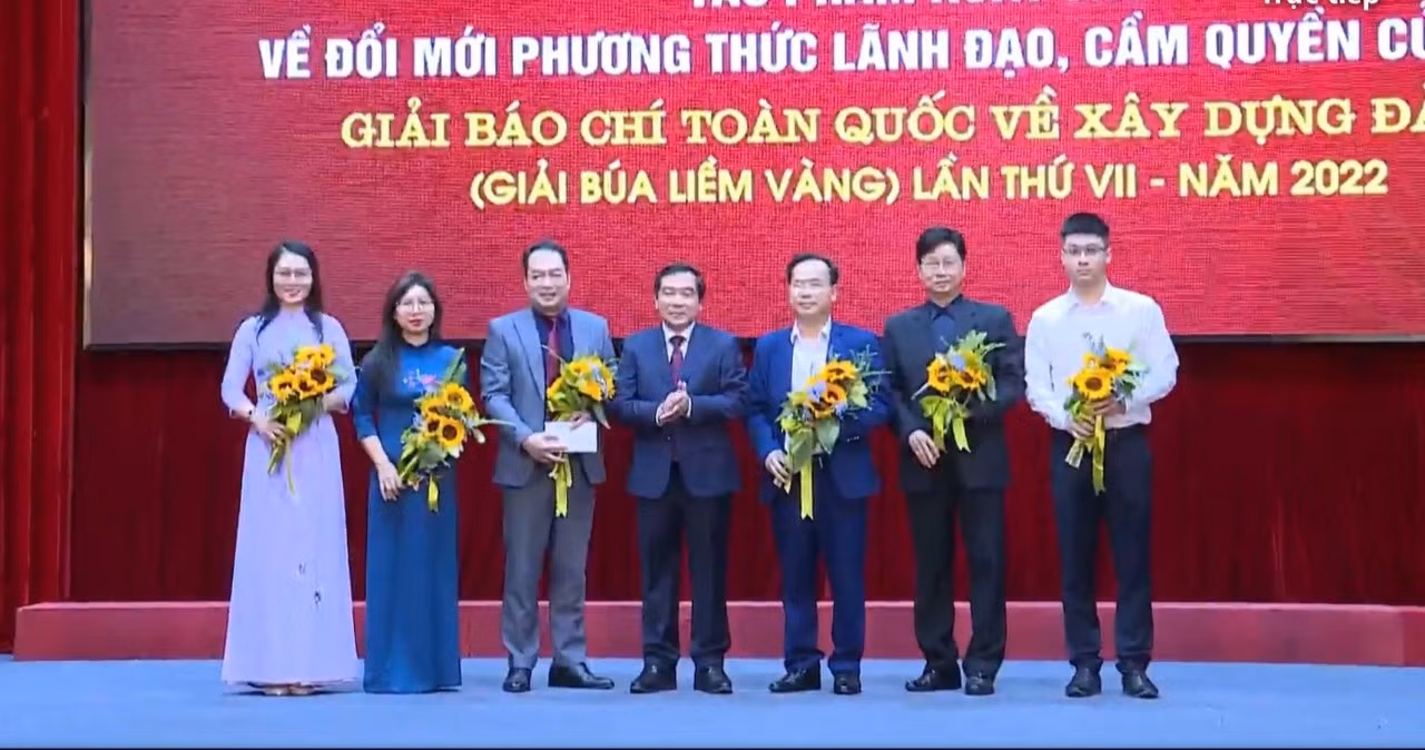 Tỉnh ủy Thái Bình khen thưởng nhóm tác giả đoạt giải "Tác phẩm xuất sắc" về đổi mới phương thức lãnh đạo, cầm quyền của Đảng tại giải báo chí toàn quốc về Xây dựng Đảng (Giải Búa liềm vàng) lần thứ VII - năm 2022. Tỉnh ủy Thái Bình khen thưởng nhóm tác giả đoạt giải "Tác phẩm xuất sắc" về đổi mới phương thức lãnh đạo, cầm quyền của Đảng tại giải báo chí toàn quốc về Xây dựng Đảng (Giải Búa liềm vàng) lần thứ VII - năm 2022.