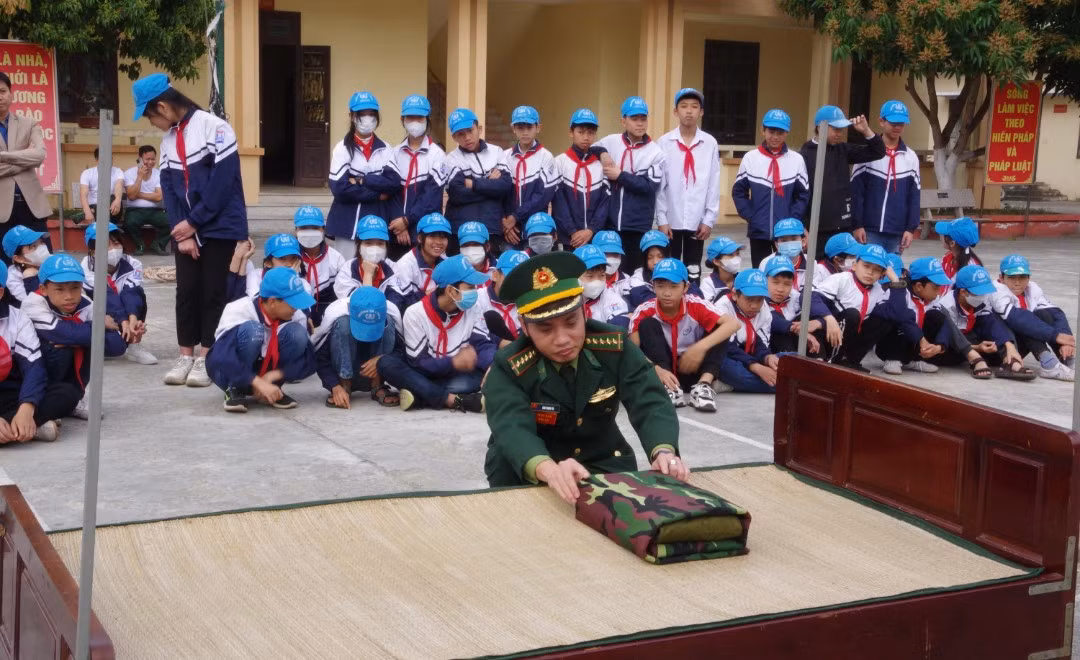 Các em học sinh phổ thông trên địa bàn xã Thái Đô xem cách thức gấp tư trang của cán bộ, chiến sĩ Bộ đội Biên phòng. Các em học sinh phổ thông trên địa bàn xã Thái Đô xem cách thức gấp tư trang của cán bộ, chiến sĩ Bộ đội Biên phòng.
