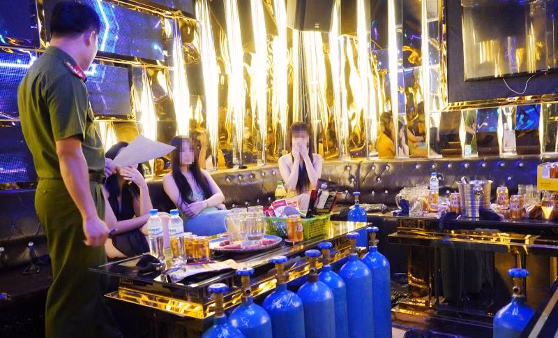Công an phát hiện, giải cứu nhiều nạn nhân nữ. Công an phát hiện, giải cứu nhiều nạn nhân nữ.
