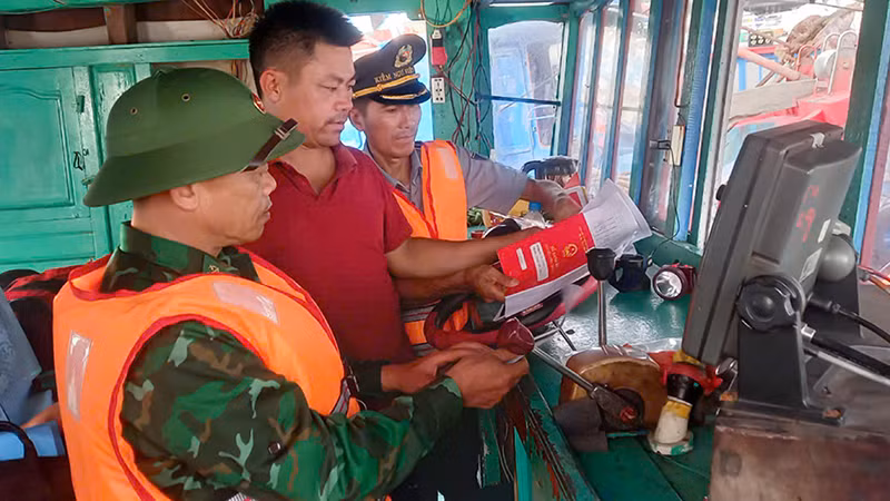Lực lượng liên ngành kiểm tra điều kiện xuất bến đối với nhân lực, phương tiện nghề cá.