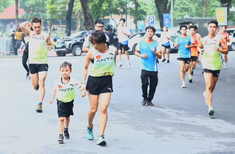 Chặng 12 của giải chạy thu hút không ít vận động viên nhí. Chặng 12 của giải chạy thu hút không ít vận động viên nhí.