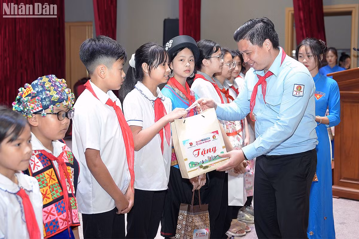 Đại diện Hội đồng Đội Trung ương trao quà tặng các em nhỏ có hoàn cảnh khó khăn trong khuôn khổ chương trình "Thắp sáng ước mơ thiếu nhi Việt Nam" tại Ngày cao điểm.
