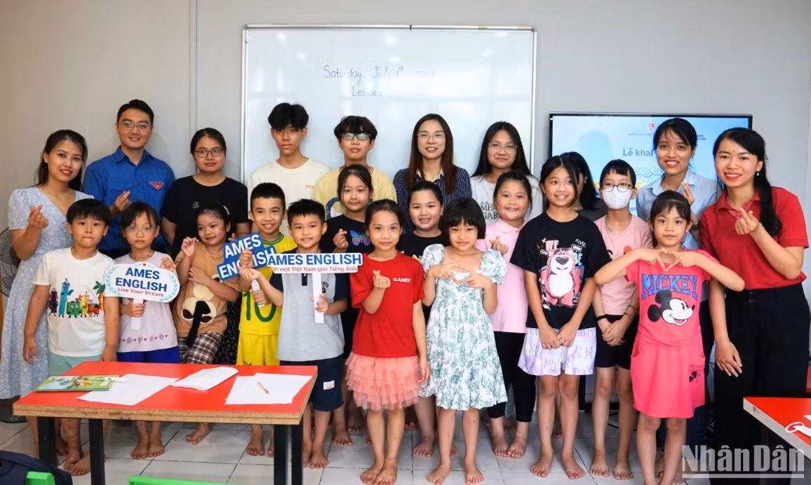 Đại diện ban tổ chức, phụ huynh và học sinh tại lễ khai giảng chương trình. Đại diện ban tổ chức, phụ huynh và học sinh tại lễ khai giảng chương trình.
