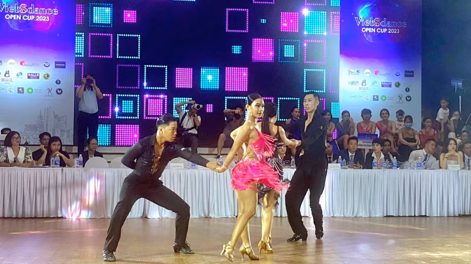 Một màn song đấu của 2 cặp vận động viên.
