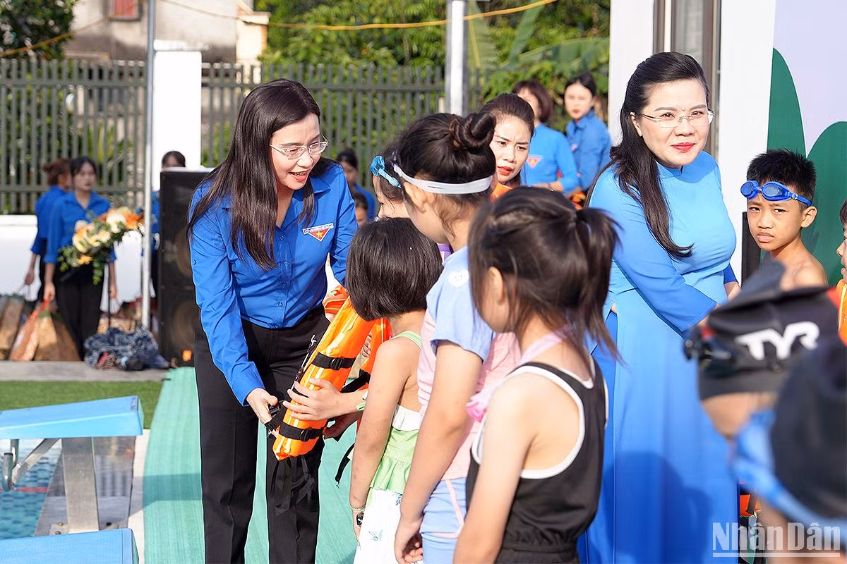 Bí thư Trung ương Đoàn, Chủ tịch Hội đồng Đội Trung ương Nguyễn Phạm Duy Trang và Bí thư Tỉnh đoàn Hà Giang Đỗ Thị Hương trao áo phao tặng thiếu nhi.