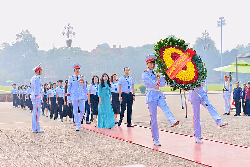 Các đại biểu vào Lăng viếng Chủ tịch Hồ Chí Minh.