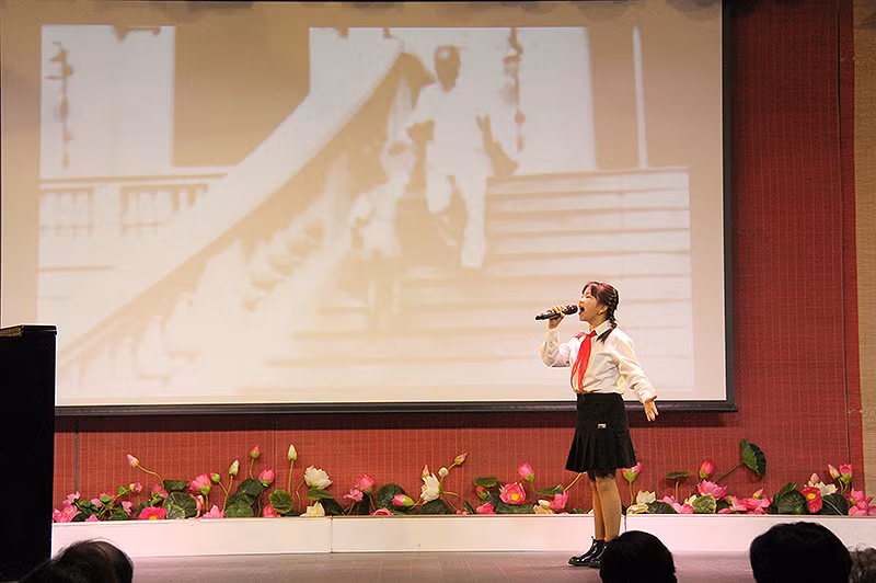 Giọng hát vô cùng xúc động của cháu Alice Thiên Nhi trong hát bài "Ai yêu Bác Hồ Chí Minh". Ảnh: Khải Hoàn.