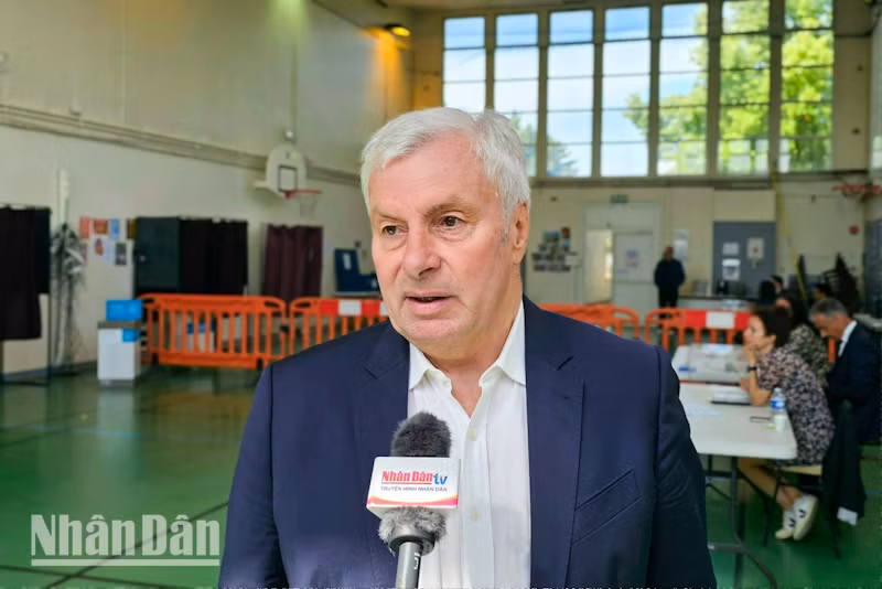 Thị trưởng Olivier Dosne mong muốn chính trường Pháp sớm ổn định trước khi diễn ra Thế vận hội Paris 2024. Ảnh: MINH DUY.