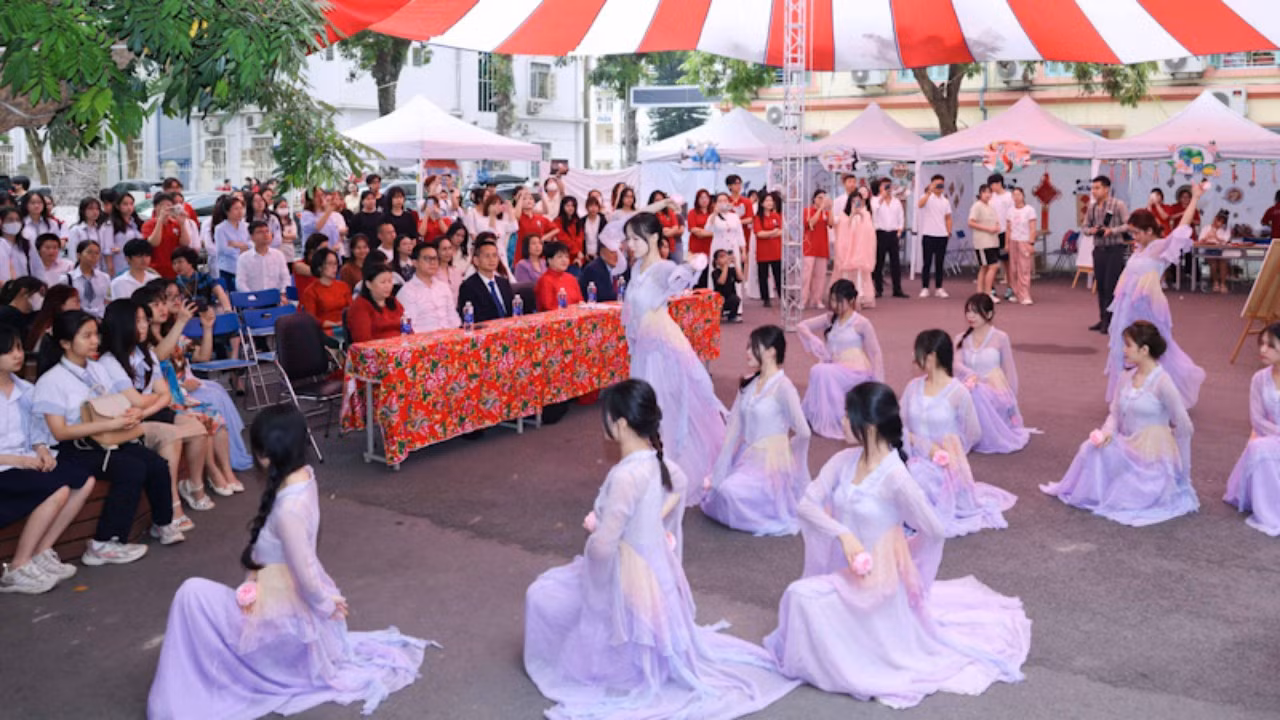 Học sinh Trường trung học phổ thông chuyên Hà Nội-Amsterdam biểu diễn văn nghệ tại buổi giao lưu. Học sinh Trường trung học phổ thông chuyên Hà Nội-Amsterdam biểu diễn văn nghệ tại buổi giao lưu.