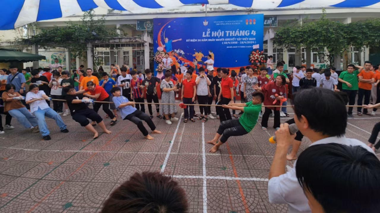Phần thi kéo co không chỉ giúp các em rèn luyện sức khỏe mà còn thắt chặt tinh thần đồng đội.