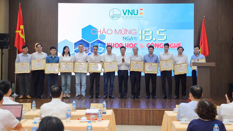 Các nhà khoa học đạt thành tích xuất sắc trong công tác nghiên cứu khoa học và đổi mới sáng tạo năm 2023 được tặng Bằng khen. Các nhà khoa học đạt thành tích xuất sắc trong công tác nghiên cứu khoa học và đổi mới sáng tạo năm 2023 được tặng Bằng khen.