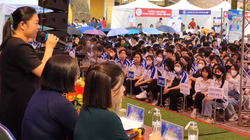 Đông đảo học sinh tham gia buổi đối thoại.