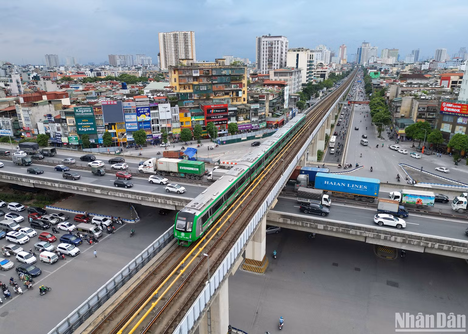 Tầng trên cùng là đường sắt đô thị Cát Linh - Hà Đông. Tầng thứ 2 là đường vành đai 3 với thiết kế là đường cao tốc trên cao để kết nối từ Mai Dịch tới nút giao Pháp Vân và đường dẫn lên cầu Thanh Trì. Tầng giữa là đường bộ mặt đất thông thường, điểm giao cắt giữa đường Nguyễn Trãi và đường Khuất Duy Tiến. Tầng dưới cùng là hầm chui Thanh Xuân, đi vào hoạt động từ năm 2016. Hầm chui giúp giải quyết điểm thắt giao thông trên đường Nguyễn Trãi - cửa ngõ vào trung tâm ở phía Tây Nam Hà Nội, nơi có số phương tiện lưu thông đặc biệt lớn.