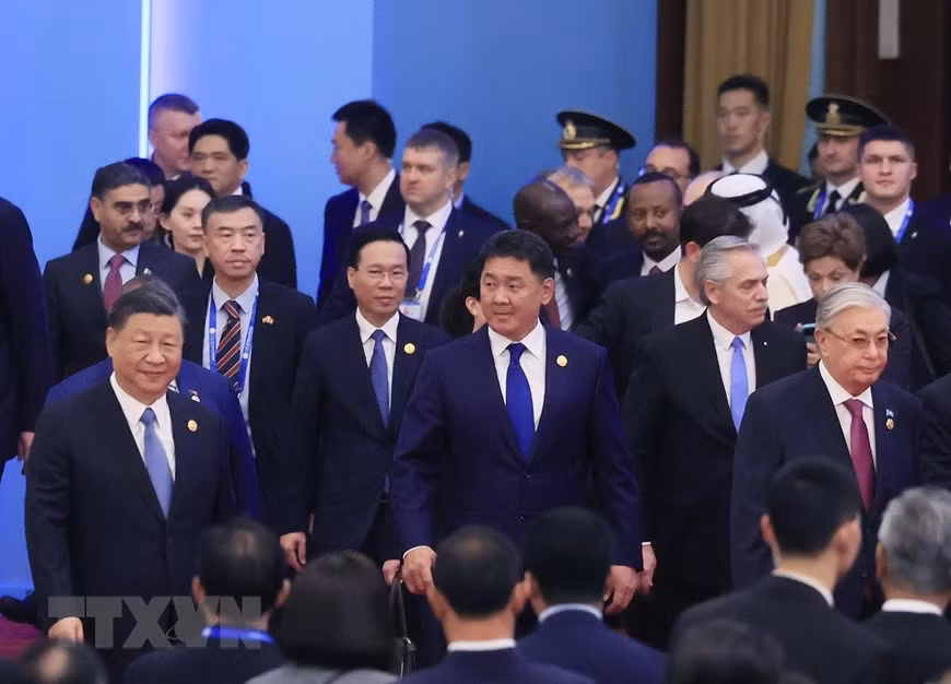 Chủ tịch nước Võ Văn Thưởng, Chủ tịch Trung Quốc Tập Cận Bình và lãnh đạo các nước đến dự Lễ khai mạc Diễn đàn cấp cao hợp tác quốc tế "Vành đai và Con đường" lần thứ 3. (Ảnh: TTXVN) Chủ tịch nước Võ Văn Thưởng, Chủ tịch Trung Quốc Tập Cận Bình và lãnh đạo các nước đến dự Lễ khai mạc Diễn đàn cấp cao hợp tác quốc tế "Vành đai và Con đường" lần thứ 3. (Ảnh: TTXVN)