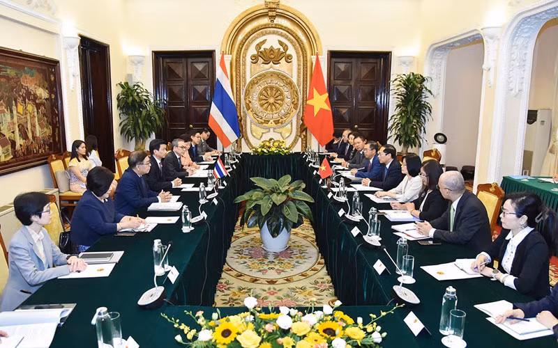 Bộ trưởng Ngoại giao Bùi Thanh Sơn hội đàm với Phó Thủ tướng, Bộ trưởng Ngoại giao Thái Lan Parnpree Bahiddha-Nukara. Bộ trưởng Ngoại giao Bùi Thanh Sơn hội đàm với Phó Thủ tướng, Bộ trưởng Ngoại giao Thái Lan Parnpree Bahiddha-Nukara.