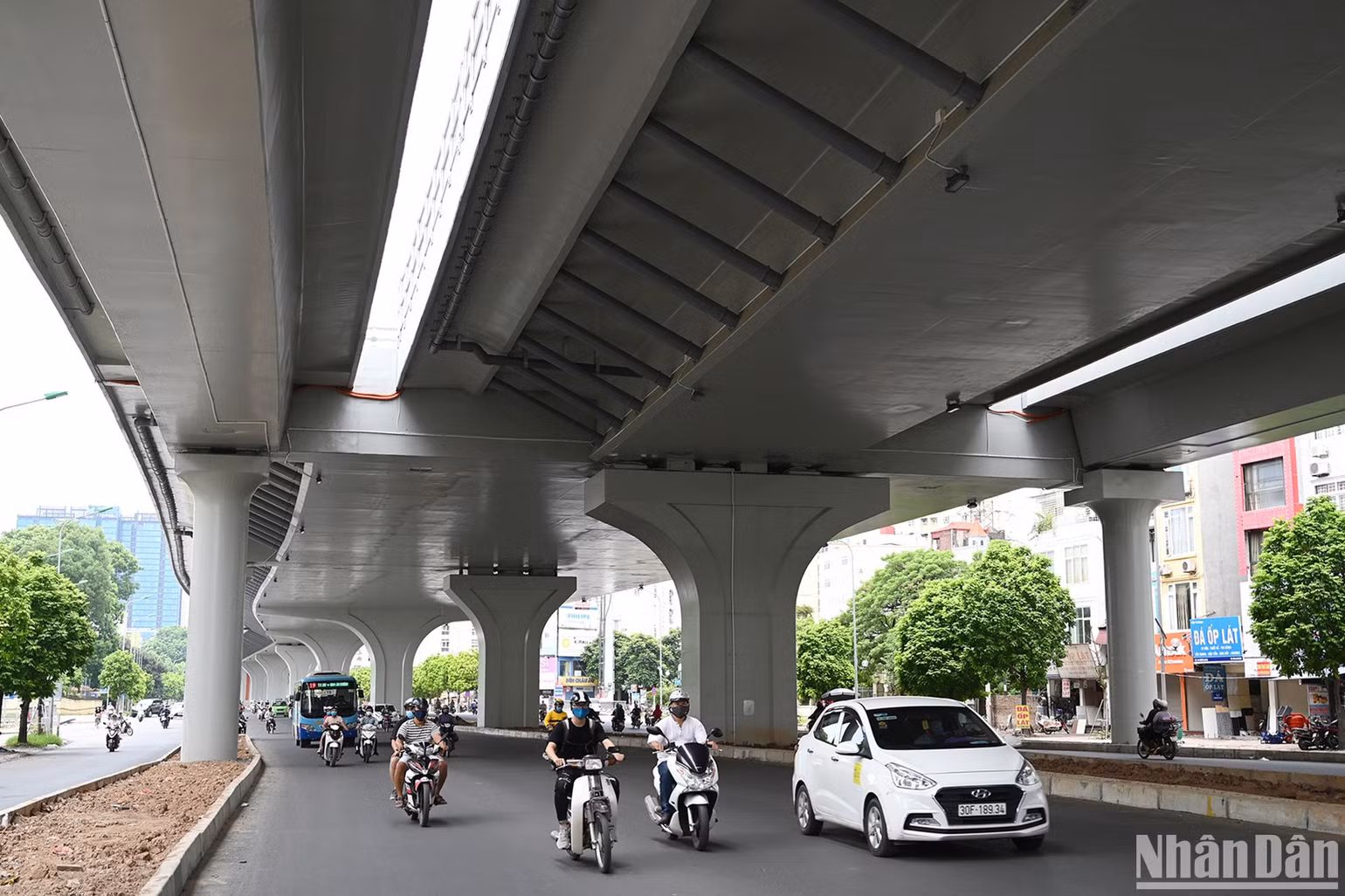 Phần dưới thấp dài trên 3km, điểm đầu kết nối với cầu Vĩnh Tuy, điểm cuối tại nút giao Ngã Tư Vọng. Dự án nối liền ba quận trung tâm gồm Đống Đa, Thanh Xuân và Hai Bà Trưng.