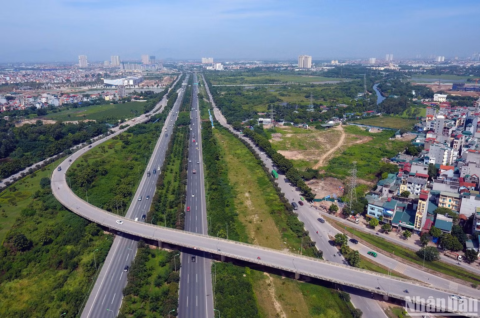 Đại lộ Thăng Long là tuyến đường thuộc đường cao tốc Hà Nội-Hòa Bình-Sơn La-Điện Biên nối khu trung tâm Hà Nội với quốc lộ 21A cũ, nay là điểm đầu của đường Hồ Chí Minh. Chiều dài toàn tuyến là 30km, nằm gọn trong địa giới thành phố Hà Nội. Được thông xe vào tháng 10/2010, đúng dịp kỷ niệm 1000 năm Thăng Long - Hà Nội, đại lộ Thăng Long góp phần quan trọng hoàn chỉnh giao thông của cả vùng, kết nối giao thông giữa các tỉnh Tây Nam với Hà Nội; kết nối giữa các khu đô thị, khu công nghiệp, các huyện, thị xã phía Tây với trung tâm thành phố, góp phần thúc đẩy phát triển kinh tế, bảo đảm an sinh xã hội và quốc phòng-an ninh.