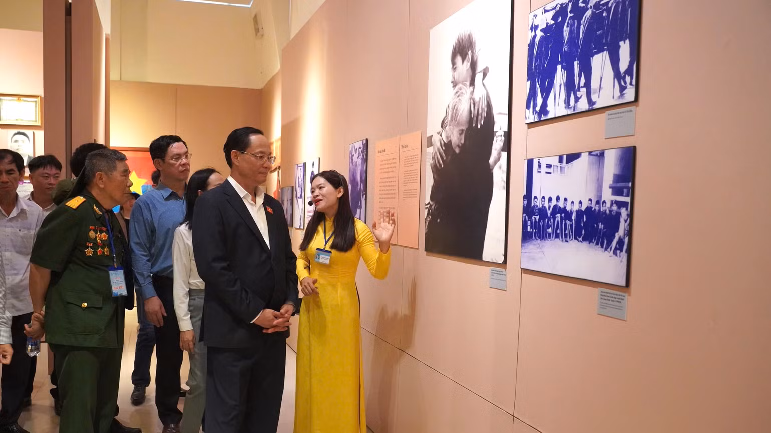 Phó Chủ tịch Quốc hội Trần Quang Phương tới thăm Bảo tàng Côn Đảo. Phó Chủ tịch Quốc hội Trần Quang Phương tới thăm Bảo tàng Côn Đảo.
