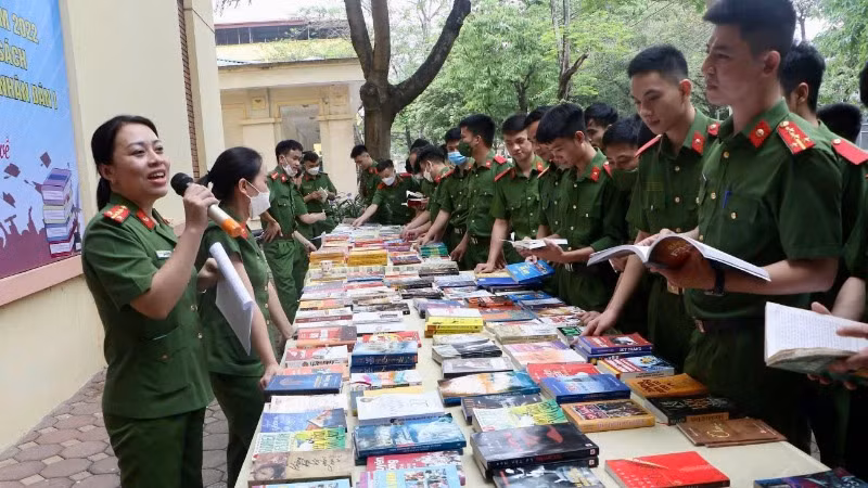Học viên được giới thiệu, hướng dẫn tiếp cận các tác phẩm một cách kỹ lưỡng.