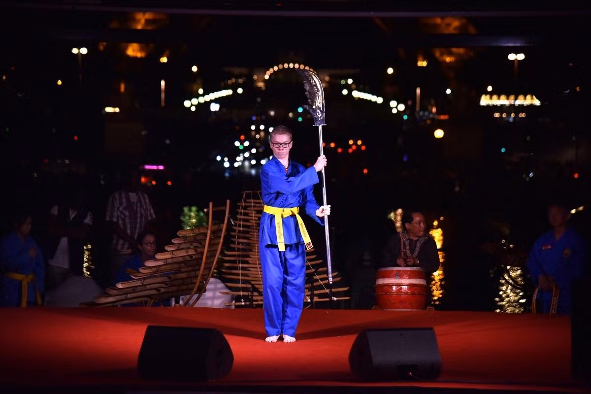 Võ sinh người Pháp điêu luyện với đường quyền Vovinam-Việt Võ Đạo. (Ảnh: MINH DUY) Võ sinh người Pháp điêu luyện với đường quyền Vovinam-Việt Võ Đạo. (Ảnh: MINH DUY)
