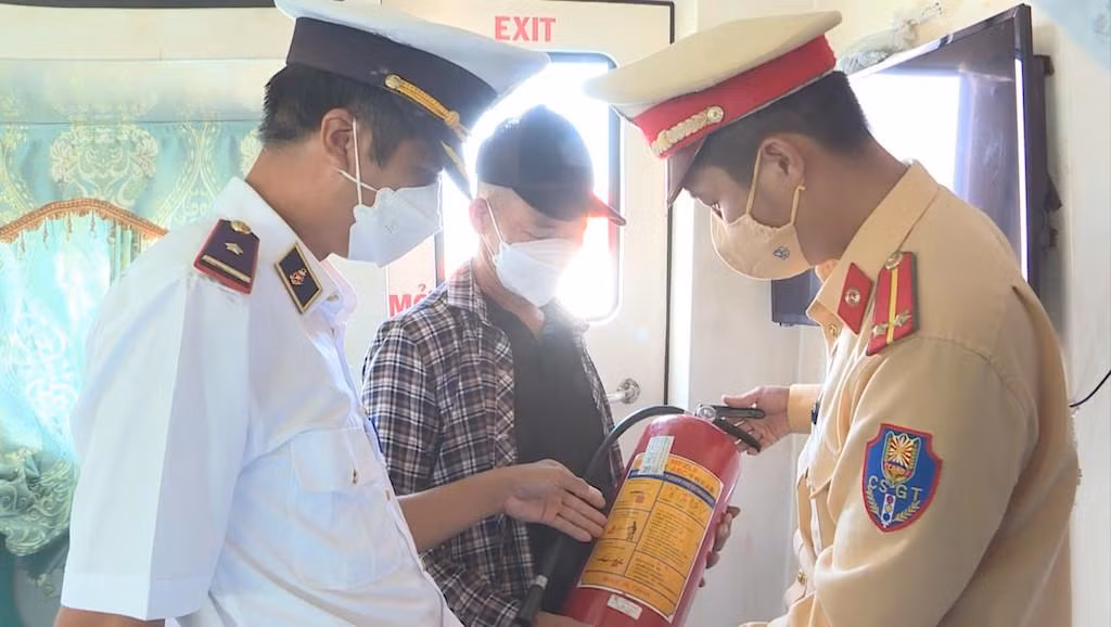 Công an huyện Vân Đồn kiểm tra công tác phòng cháy, chữa cháy trên tàu vận chuyển khách ra các tuyến đảo.