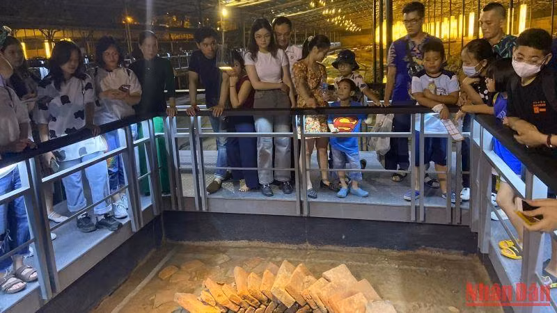 Giới thiệu các dấu tích khảo cổ tại Hoàng thành Thăng Long với công chúng.