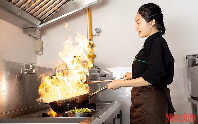 Dù đã là “bà chủ” của 1 chuỗi quán ăn có tiếng, nhưng chị Đào Thùy Linh vẫn thường xuyên vào bếp để mang đến cho thực khách những món ăn đặc trưng, độc đáo và đầy sáng tạo mang thương hiệu riêng. Dù đã là “bà chủ” của 1 chuỗi quán ăn có tiếng, nhưng chị Đào Thùy Linh vẫn thường xuyên vào bếp để mang đến cho thực khách những món ăn đặc trưng, độc đáo và đầy sáng tạo mang thương hiệu riêng.