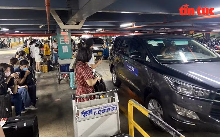Hành khách đi xe công nghệ tăng khiến cho làn D1 và D2 thường xuyên xảy ra ùn ứ.