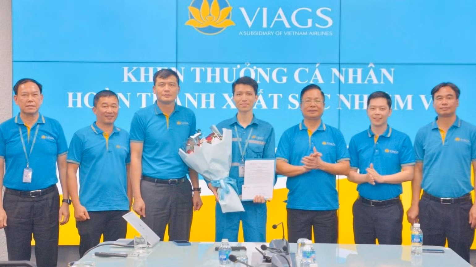 VIAGS khen thưởng anh Đông hoàn thành xuất sắc nhiệm vụ.