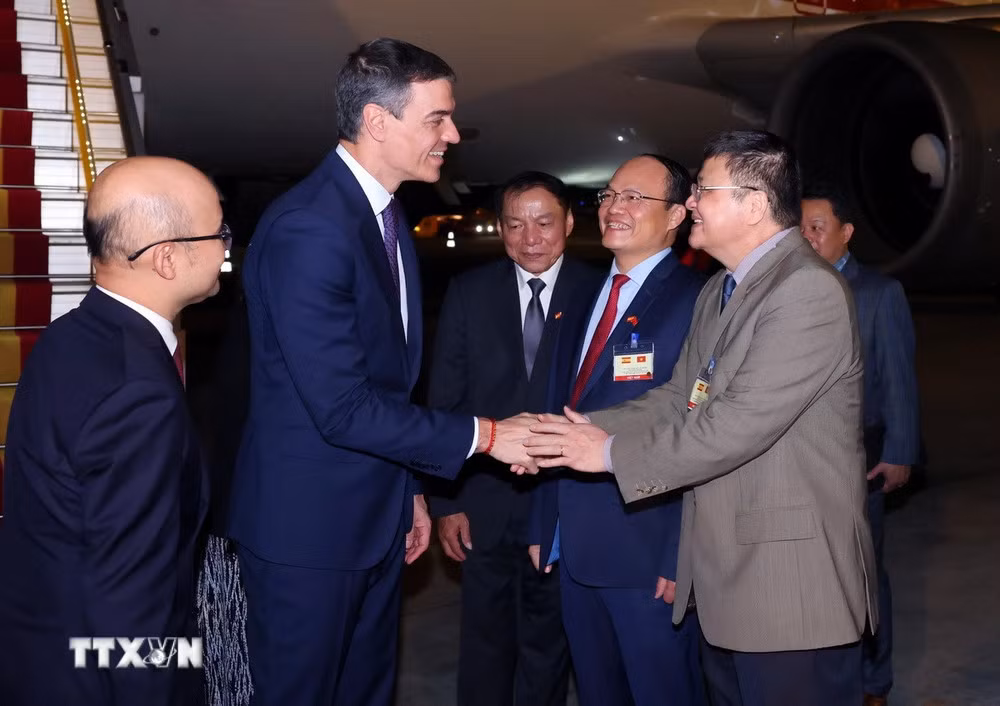 Thủ tướng Tây Ban Nha Pedro Sánchez đến Hà Nội, bắt đầu thăm chính thức Việt Nam. Ông là Thủ tướng Tây Ban Nha đầu tiên thăm chính thức Việt Nam kể từ khi hai nước thiết lập quan hệ ngoại giao vào năm 1977. Thủ tướng Tây Ban Nha Pedro Sánchez đến Hà Nội, bắt đầu thăm chính thức Việt Nam. Ông là Thủ tướng Tây Ban Nha đầu tiên thăm chính thức Việt Nam kể từ khi hai nước thiết lập quan hệ ngoại giao vào năm 1977.