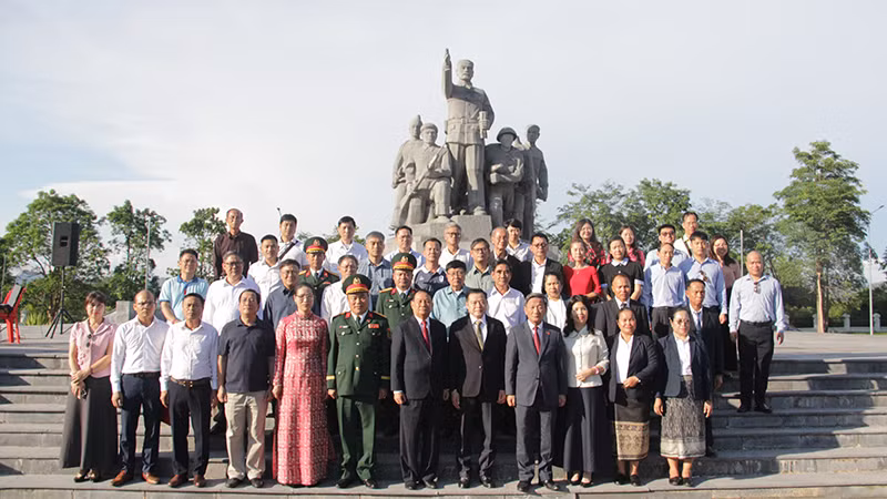 Các đại biểu dâng hương tại Tượng đài Liên minh chiến đấu Lào-Việt Nam ở tỉnh Khammouane, Lào. (Ảnh: HẢI TIẾN)