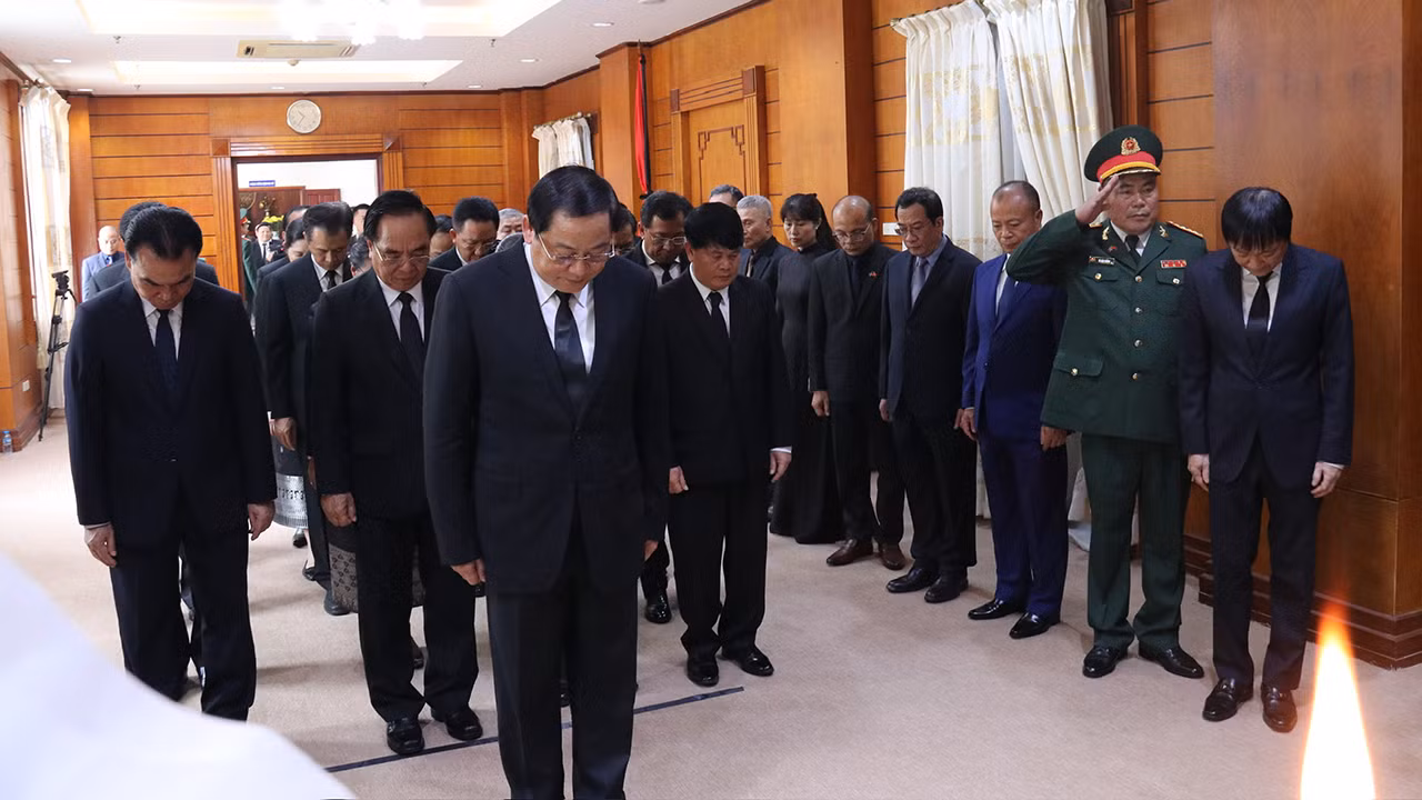 Đoàn đại biểu Chính phủ Lào do Thủ tướng Chính phủ Lào Sonexay Siphandon dẫn đầu vào viếng Tổng Bí thư Nguyễn Phú Trọng. Đoàn đại biểu Chính phủ Lào do Thủ tướng Chính phủ Lào Sonexay Siphandon dẫn đầu vào viếng Tổng Bí thư Nguyễn Phú Trọng.