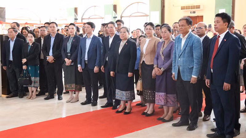 Các đại biểu tham dự lễ khai mạc Triển lãm. (Ảnh: HẢI TIẾN)