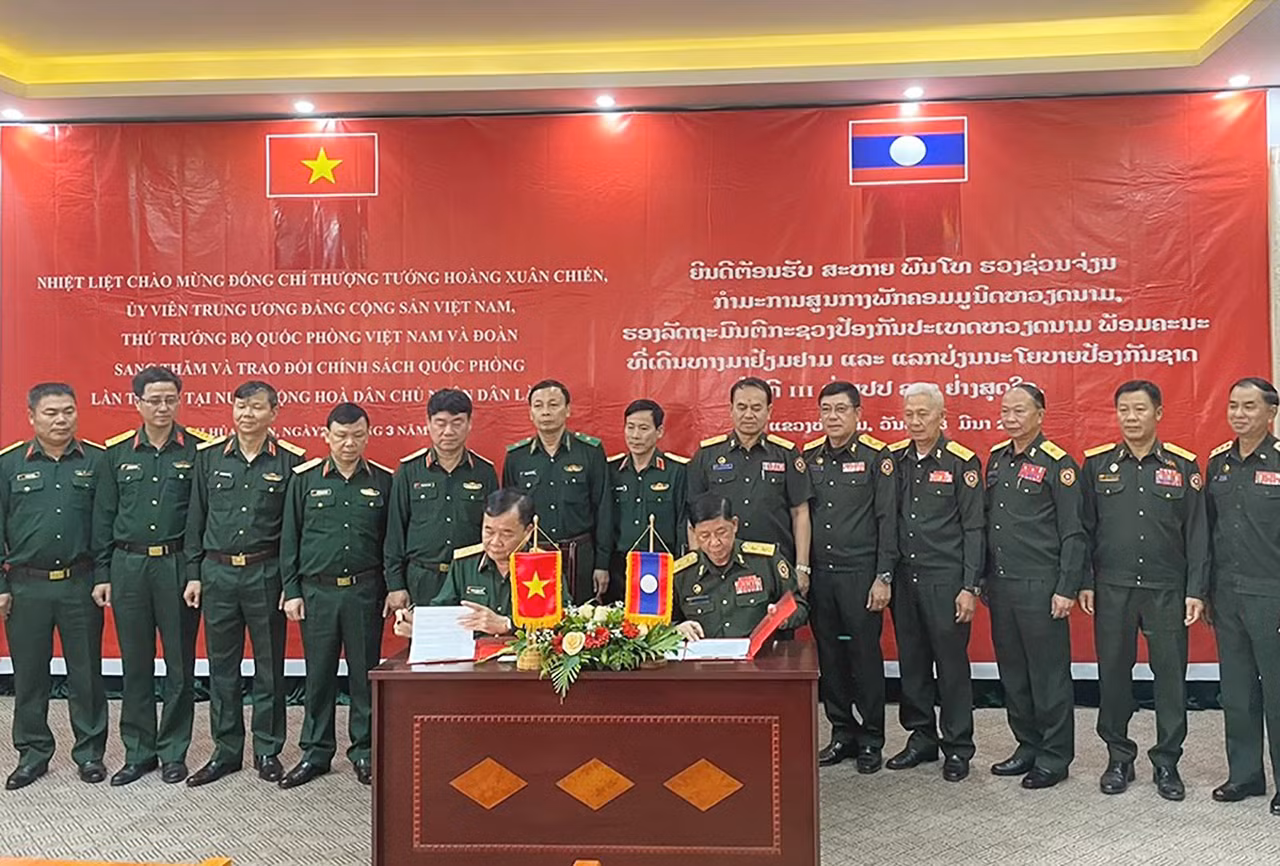 Thượng tướng Hoàng Xuân Chiến và Trung tướng Vongkham Phommakone ký Biên bản làm việc. Ảnh: Trịnh Dũng Thượng tướng Hoàng Xuân Chiến và Trung tướng Vongkham Phommakone ký Biên bản làm việc. Ảnh: Trịnh Dũng