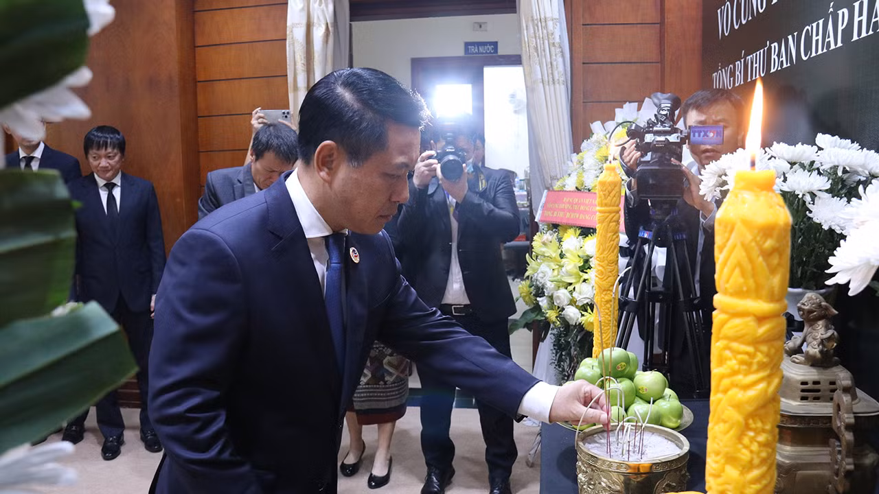Ủy viên Bộ Chính trị Đảng Nhân dân Cách mạng Lào, Phó Thủ tướng, Bộ trưởng Ngoại giao Lào Saleumxay Kommasith thành kính dâng hương tưởng niệm Tổng Bí thư Nguyễn Phú Trọng. Ủy viên Bộ Chính trị Đảng Nhân dân Cách mạng Lào, Phó Thủ tướng, Bộ trưởng Ngoại giao Lào Saleumxay Kommasith thành kính dâng hương tưởng niệm Tổng Bí thư Nguyễn Phú Trọng.