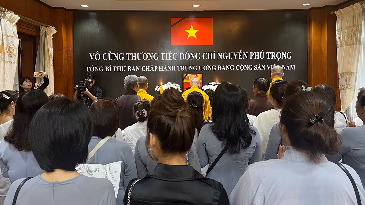 Cũng trong sáng 25/7, đoàn đại biểu Quốc hội Lào cùng nhiều đoàn đại biểu các bộ, ngành Trung ương và Thủ đô Vientiane; đại diện các Đại sứ quán, các tổ chức quốc tế, cộng đồng người Việt Nam tại thủ đô Vientiane cũng đã đến viếng Tổng Bí thư Nguyễn Phú Trọng. Ảnh: Cộng đồng Phật tử người Việt Nam tại Lào tưởng niệm Tổng Bí thư Nguyễn Phú Trọng. Cũng trong sáng 25/7, đoàn đại biểu Quốc hội Lào cùng nhiều đoàn đại biểu các bộ, ngành Trung ương và Thủ đô Vientiane; đại diện các Đại sứ quán, các tổ chức quốc tế, cộng đồng người Việt Nam tại thủ đô Vientiane cũng đã đến viếng Tổng Bí thư Nguyễn Phú Trọng. Ảnh: Cộng đồng Phật tử người Việt Nam tại Lào tưởng niệm Tổng Bí thư Nguyễn Phú Trọng.