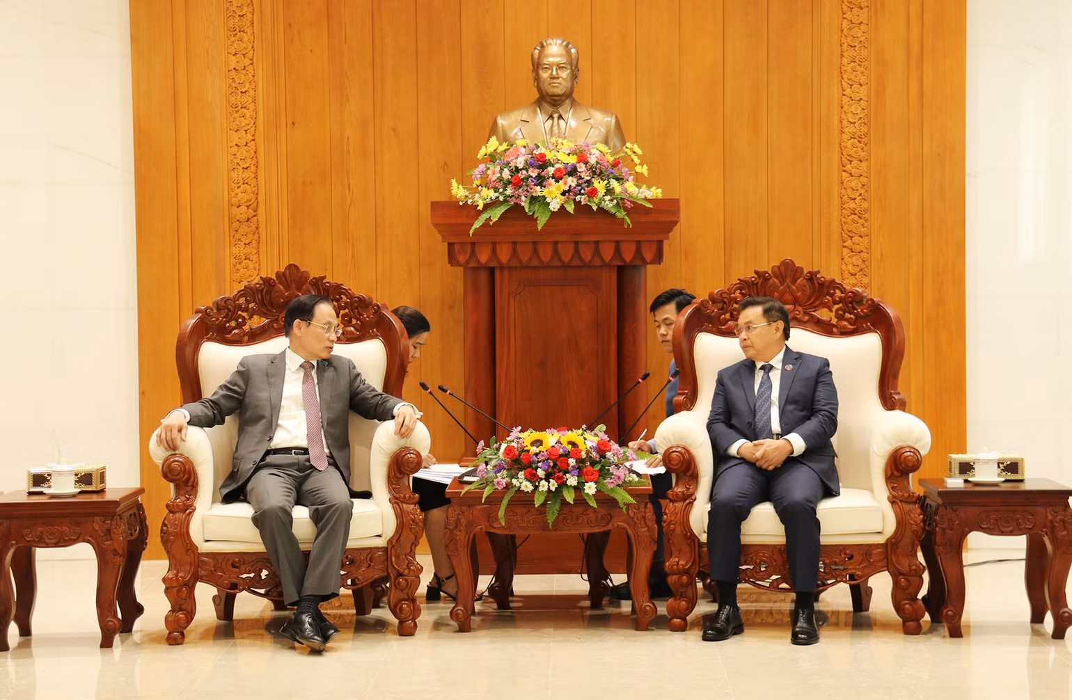 Đồng chí Lê Hoài Trung và đoàn đại biểu Ban Đối ngoại Trung ương tiếp kiến Chủ tịch Quốc hội Lào Saysomphone Phomvihane. (Ảnh: Trịnh Dũng)